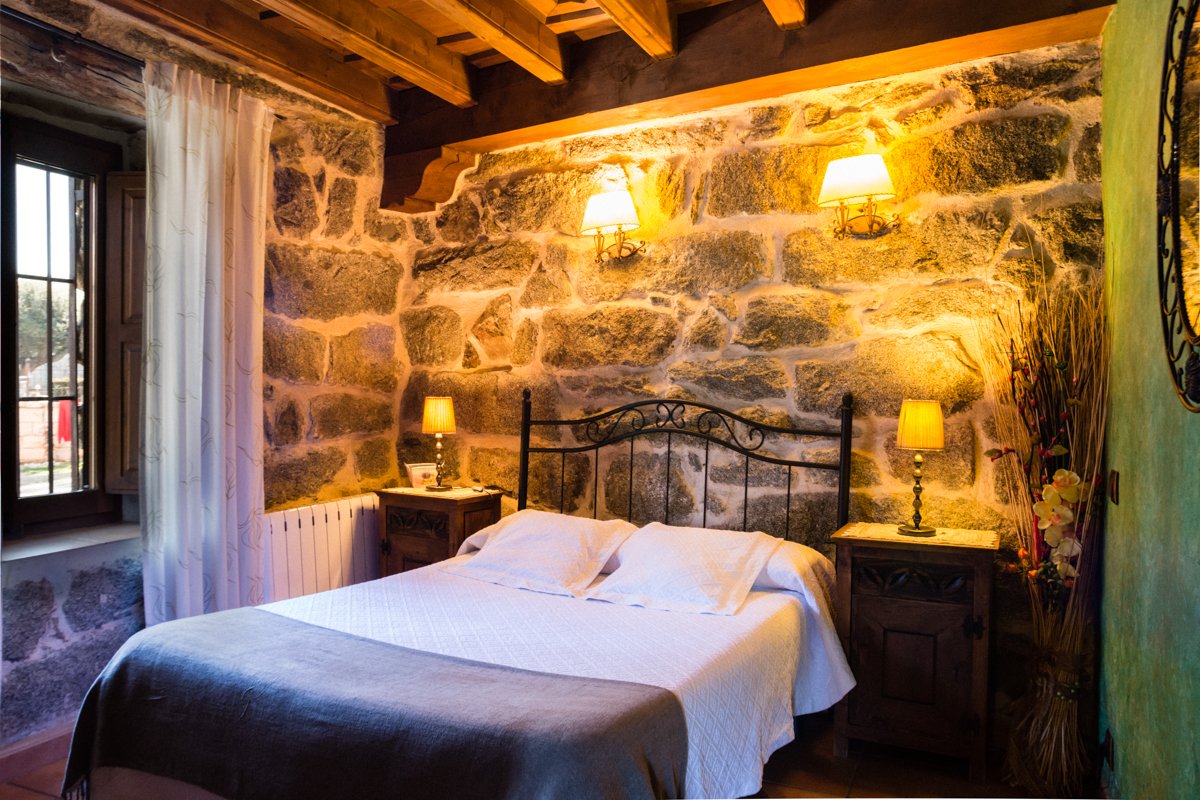 Déjate envolver por la calidez de esta habitación de matrimonio, donde la luz tenue, la piedra y la madera crean un ambiente único y acogedor. El lugar perfecto para descansar, relajarse y disfrutar del silencio y la paz del entorno