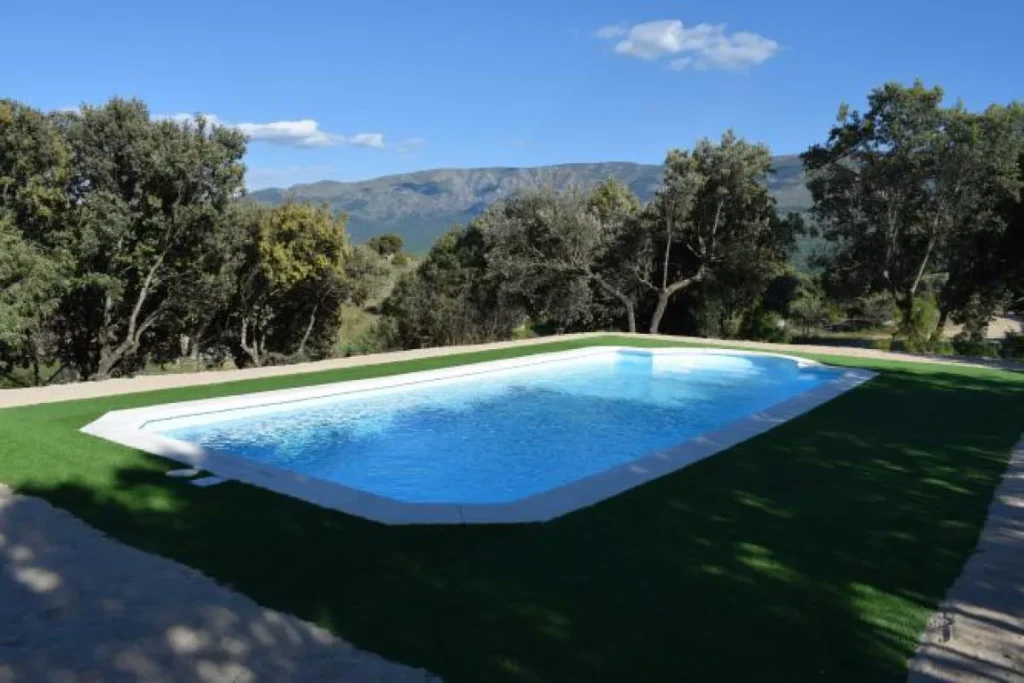 Vista de bonita piscina de la Fontana de Gredos en Navaluenga